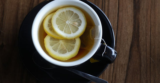 Taza de té detox humeante con hierbas naturales para adelgazar