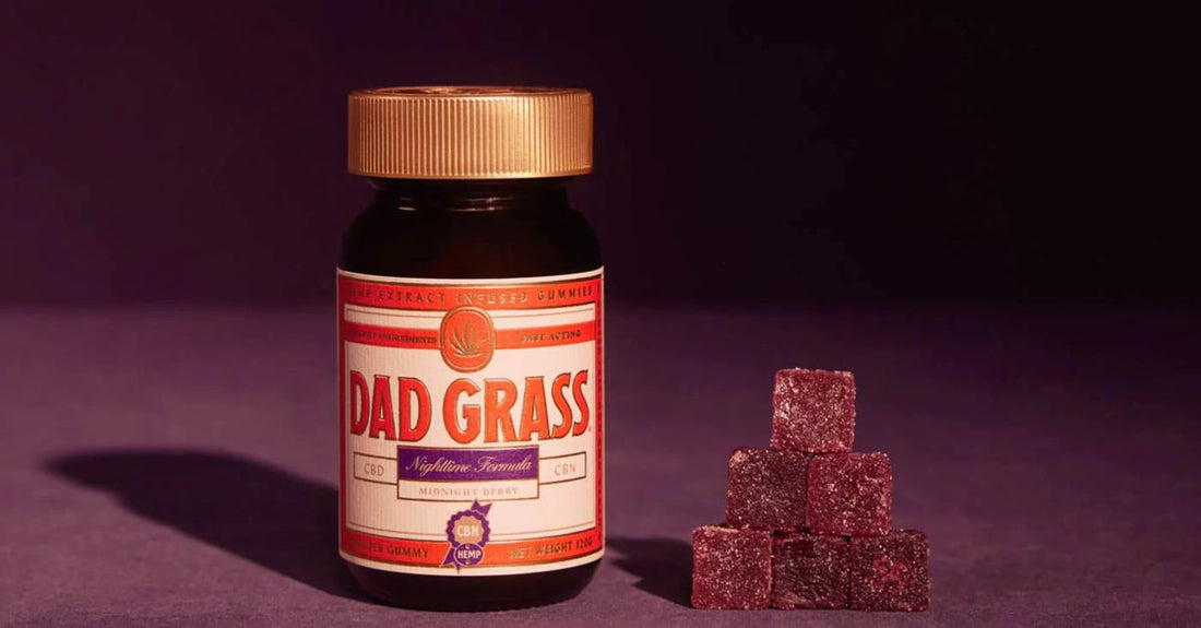 Frasco de gominolas de biotina sobre superficie clara, mostrando suplemento vitamínico para cabello y uñas