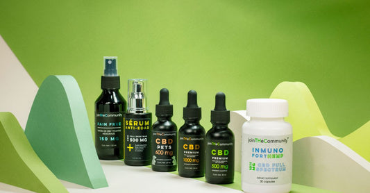 Suplemento vitamínico longevity en frascos sobre superficie blanca
