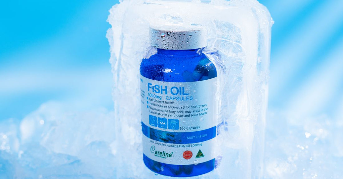 Botella de aceite de omega 3 para perros con etiqueta de salmón salvaje.