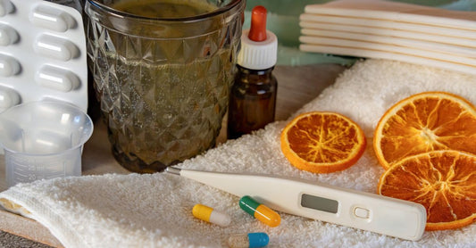 Vitamina C pastillas en un frasco blanco sobre una mesa de madera