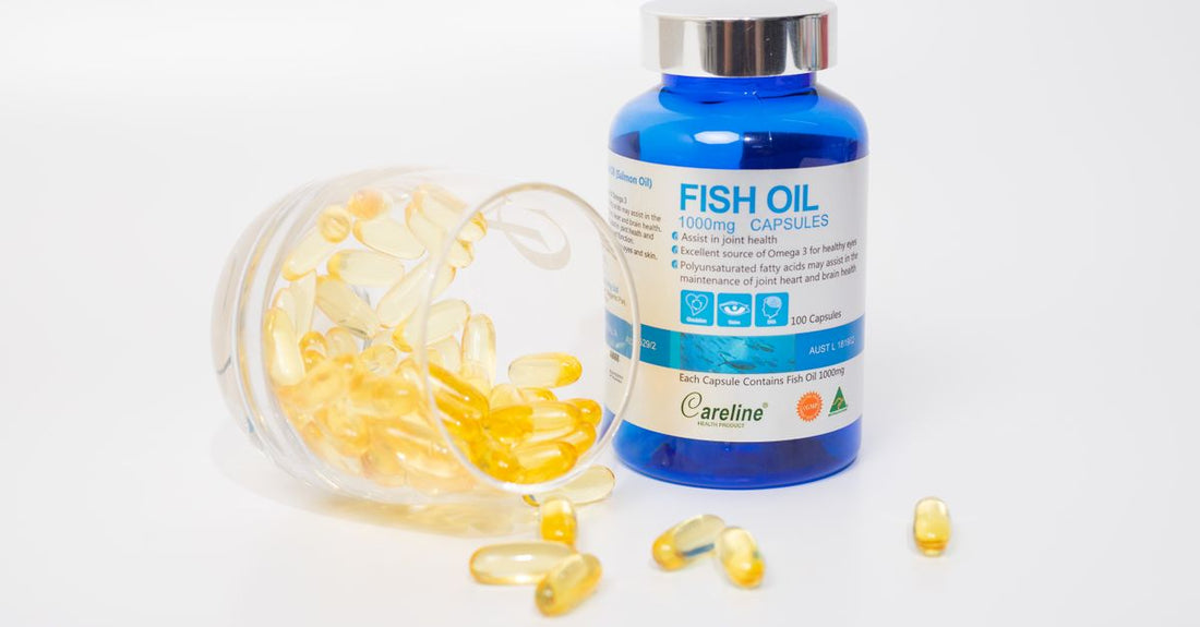 Botella de aceite de pescado para perros junto a un plato de comida canina, mostrando suplemento natural para la salud del pelaje.