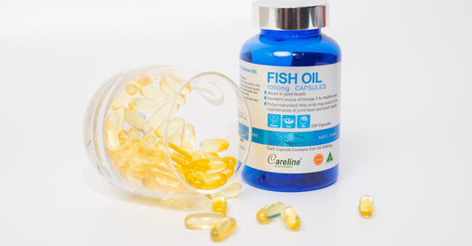 Botella de aceite de pescado para perros junto a un plato de comida canina, mostrando suplemento natural para la salud del pelaje.