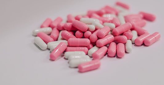 Frasco de suplemento de DHEA sobre fondo claro, representando dónde comprar DHEA en España con calidad farmacéutica