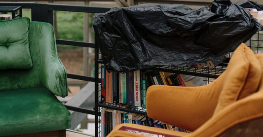 Libros y cojín de meditación sobre una mesa de madera, representando la rutina diaria de "Deepak Chopra"