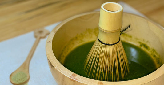 Polvo de supergreens en un bol con cuchara de madera