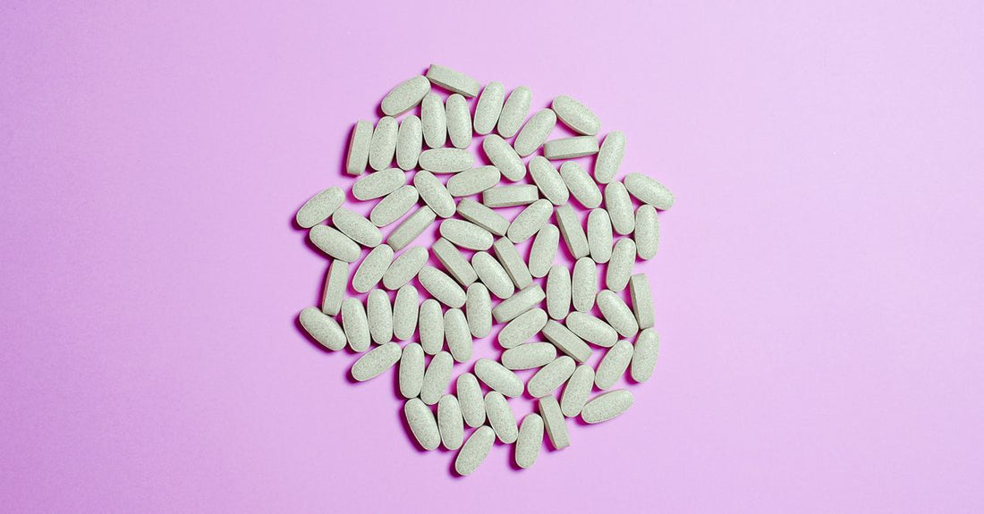 Suplementos energéticos en cápsulas sobre fondo blanco, clave para combatir la fatiga constante