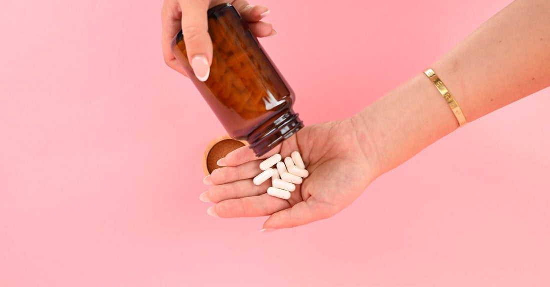 Frasco de suplementos de vitamina B12 junto a una tabla de análisis clínicos, ilustrando los síntomas por deficiencia de B12.