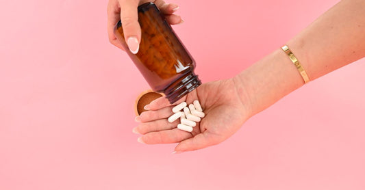 Frasco de suplementos de vitamina B12 junto a una tabla de análisis clínicos, ilustrando los síntomas por deficiencia de B12.