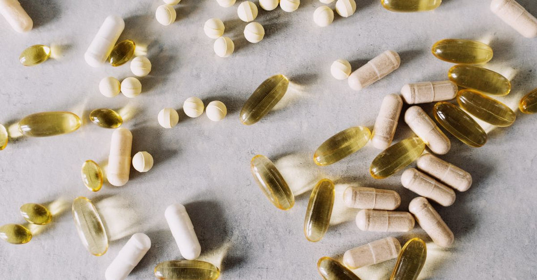 Cápsulas de benfotiamina en un frasco blanco sobre una mesa, mostrando suplemento de vitamina B1