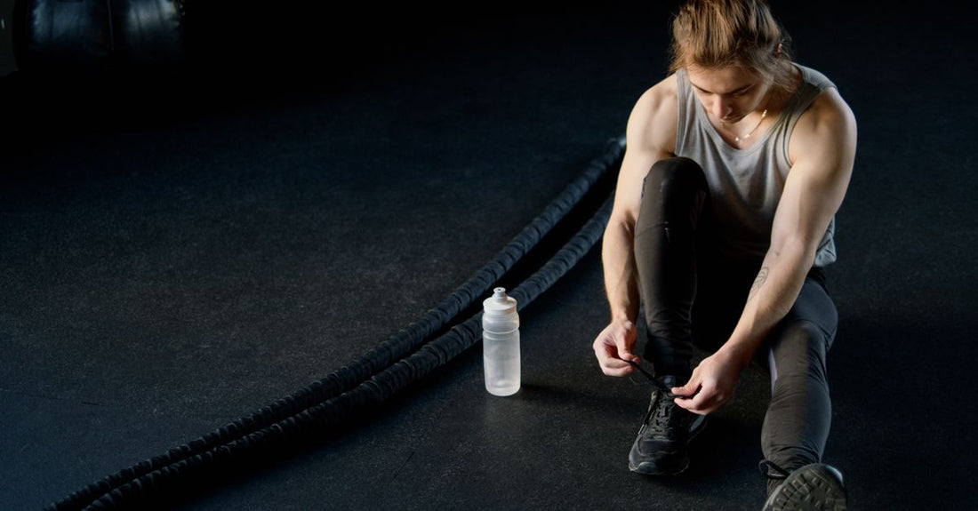 Bote de suplemento pre-entreno en polvo sobre una superficie de gimnasio, representando pre workout supplements for women
