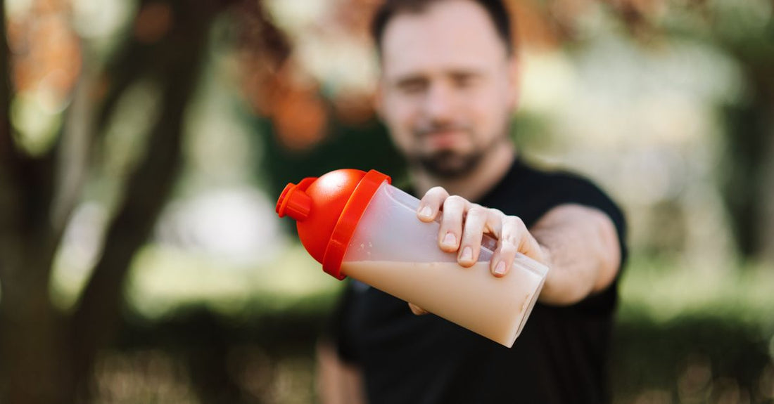 Botella de suplemento de cetonas exógenas Ketone IQ sobre fondo blanco, mostrando etiqueta y líquido transparente.