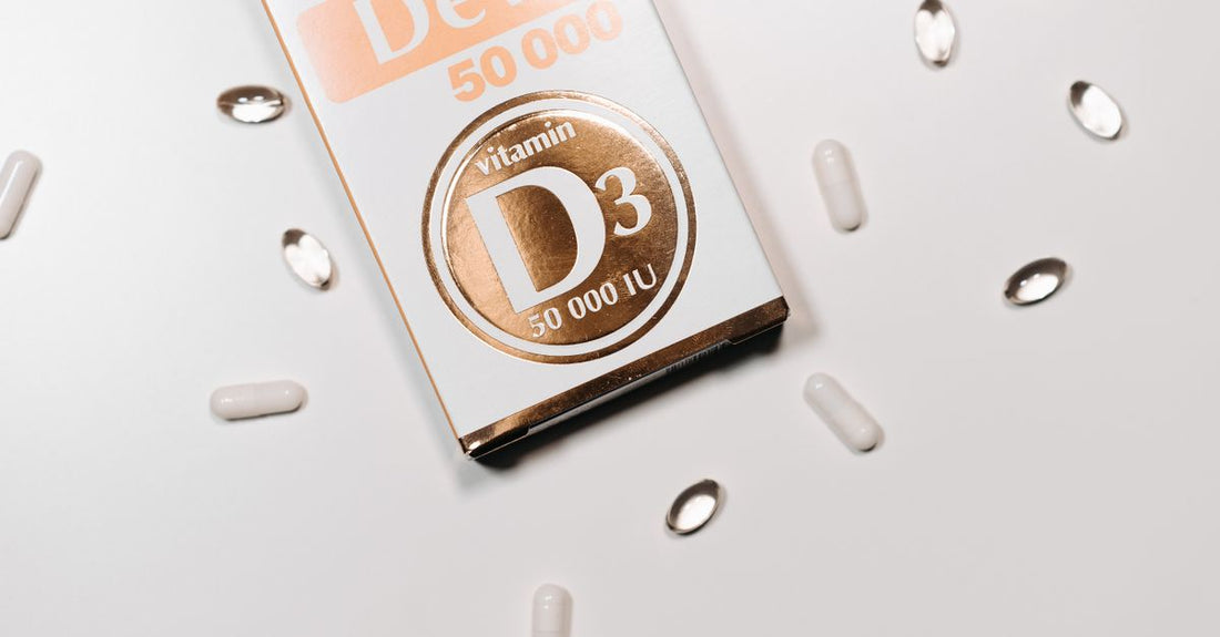 Vitaminas postnatales para la lactancia en frasco sobre fondo claro, Vitaminaspain