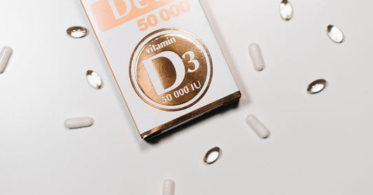 Vitaminas postnatales para la lactancia en frasco sobre fondo claro, Vitaminaspain