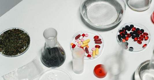 Botes de suplementos Metagenics sobre una superficie blanca