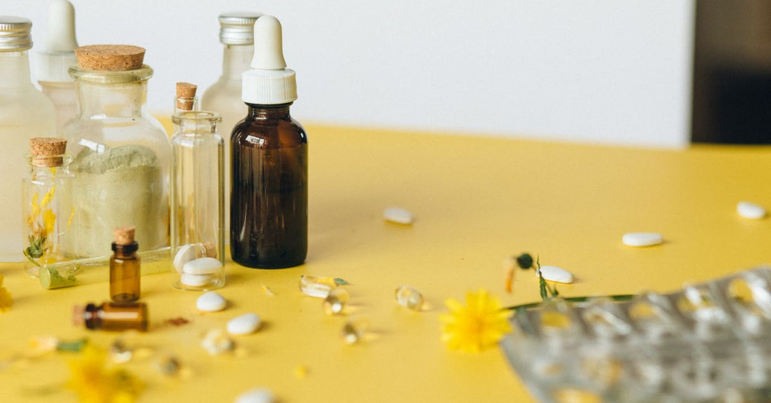 Botes de suplementos Solaray sobre una superficie blanca, incluyendo multivitamínicos y vitamina C, disponibles en Vitaminaspain España.