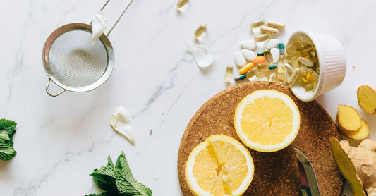 Botella de suplemento inmunológico con cápsulas de vitamina C y zinc sobre superficie blanca