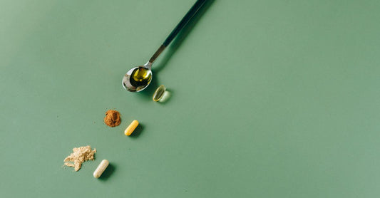 Cápsulas de cúrcuma curcumina para inflamación sobre fondo claro, ideales para suplementación diaria
