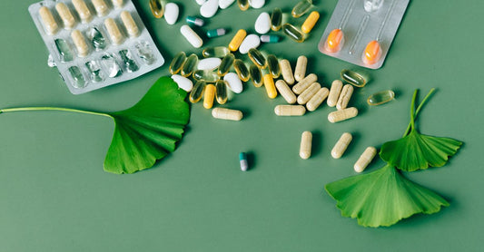 Cápsulas vegetales verdes sobre fondo blanco, suplemento de vegetales