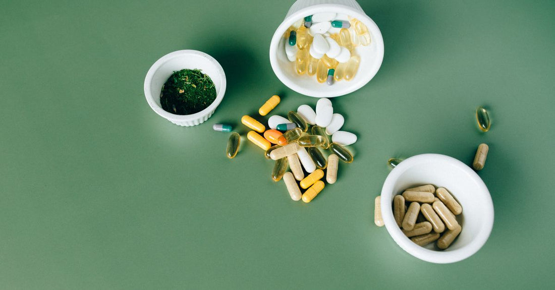 Bote de probióticos para la salud intestinal con cápsulas blancas y etiqueta verde sobre fondo claro.
