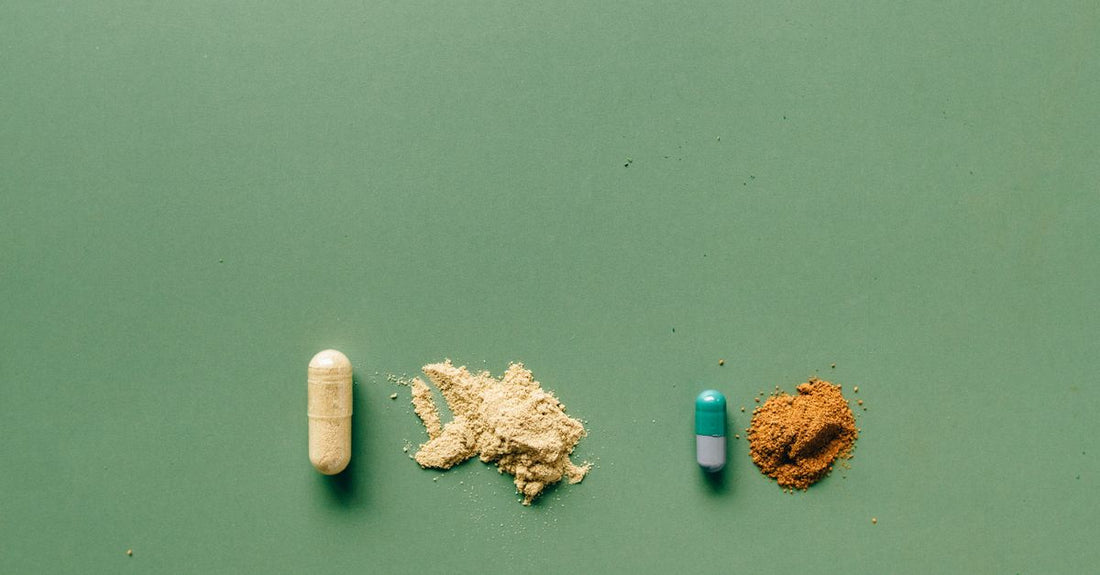 Cápsulas de cardo mariano, ingrediente clave en suplementos liver detox, sobre fondo claro.