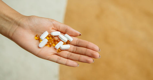 Suplementos para bajar el colesterol en frasco con etiqueta genérica