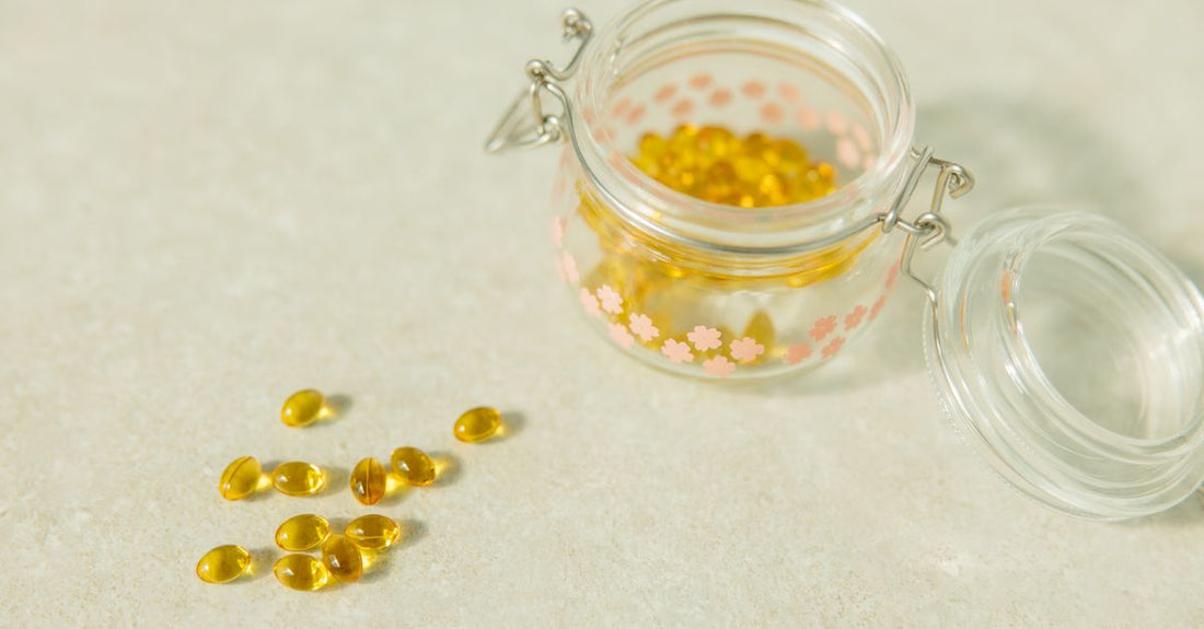 Suplementos para sofocos en la menopausia sobre una mesa en España