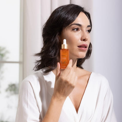 Casmara Suero de Vitamina C Natural – Distribuya el producto suavemente por todo el rostro, evitando el contorno – Image 3