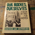Nuestros cuerpos, nuestras vidas: Un libro de y para mujeres