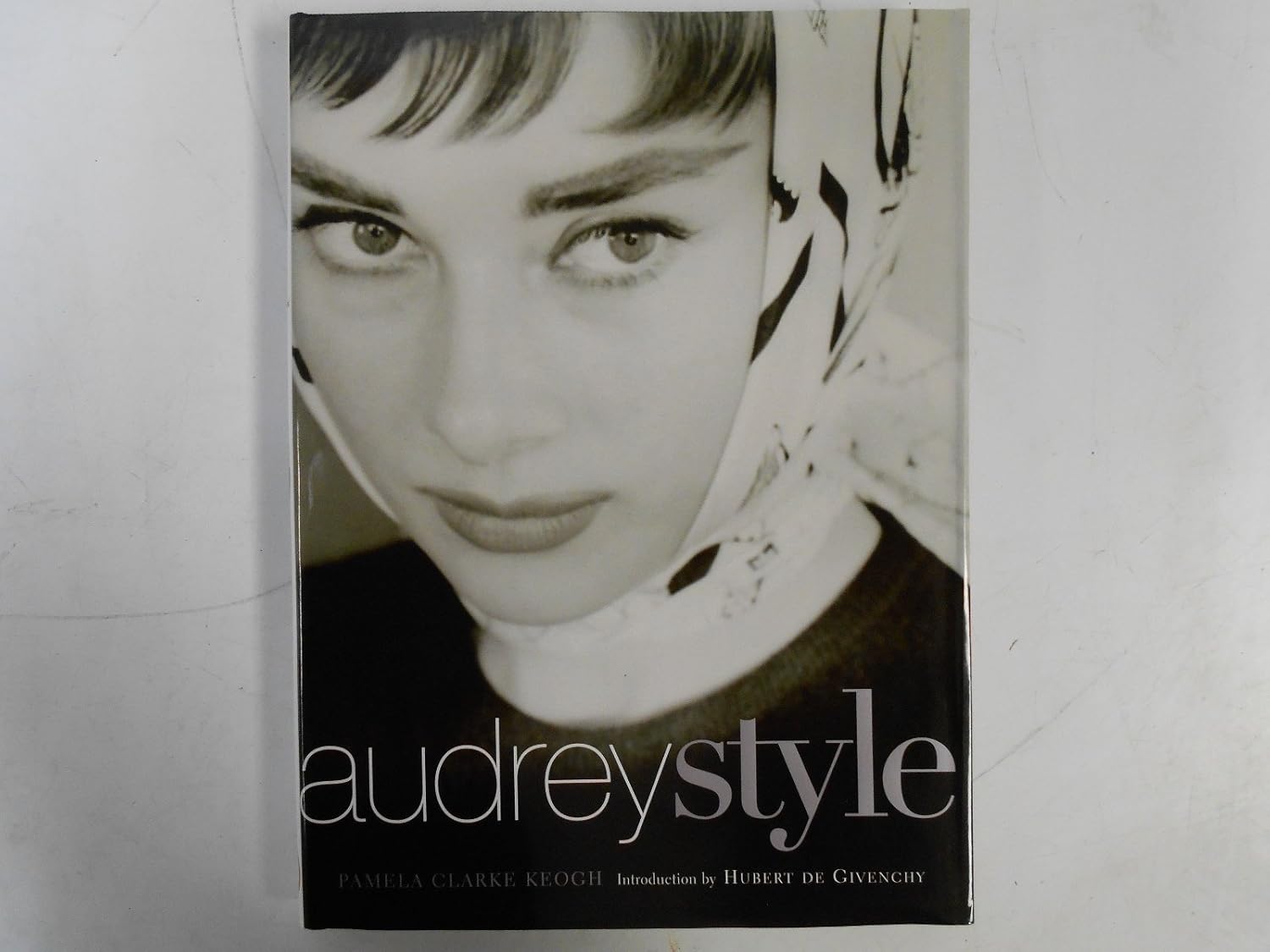 Audrey Style: Una biografía ilustrada del icono de la moda—Gracia, belleza y humor a través de entrevistas originales y bocetos de diseñadores