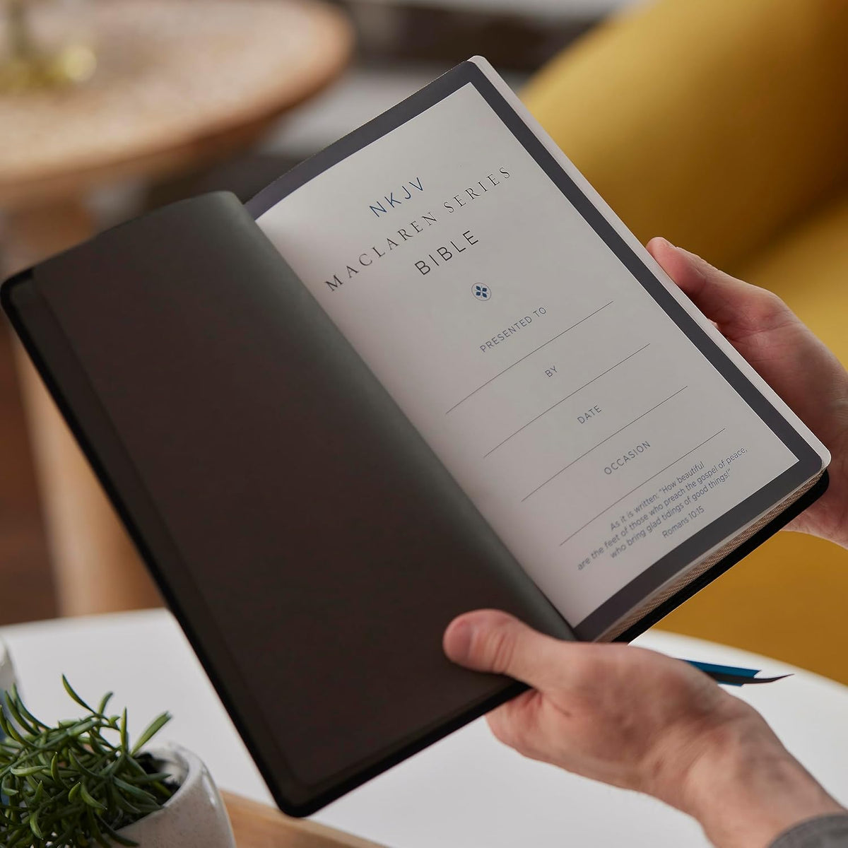 NKJV, Large Print Thinline Reference Bible, – Referencias cruzadas: Ideal para profundizar en el estudio bíblico. – Image 3