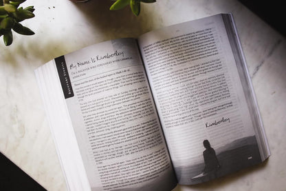 NIV, Celebrate Recovery Study Bible (35th – Servir a otros: Ayudar a quienes también están en proceso de – Image 7