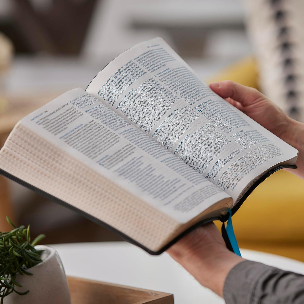 NKJV, Large Print Thinline Reference Bible, – Palabras de Cristo en azul: Un toque visual que facilita la – Image 6