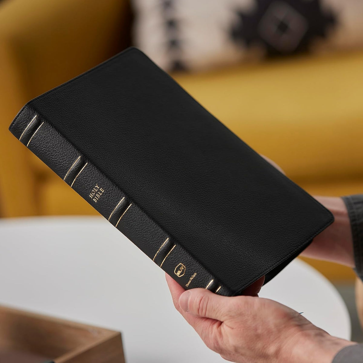 NKJV, Large Print Thinline Reference Bible, – Palabras de Cristo en azul: Un toque visual que facilita la – Image 2