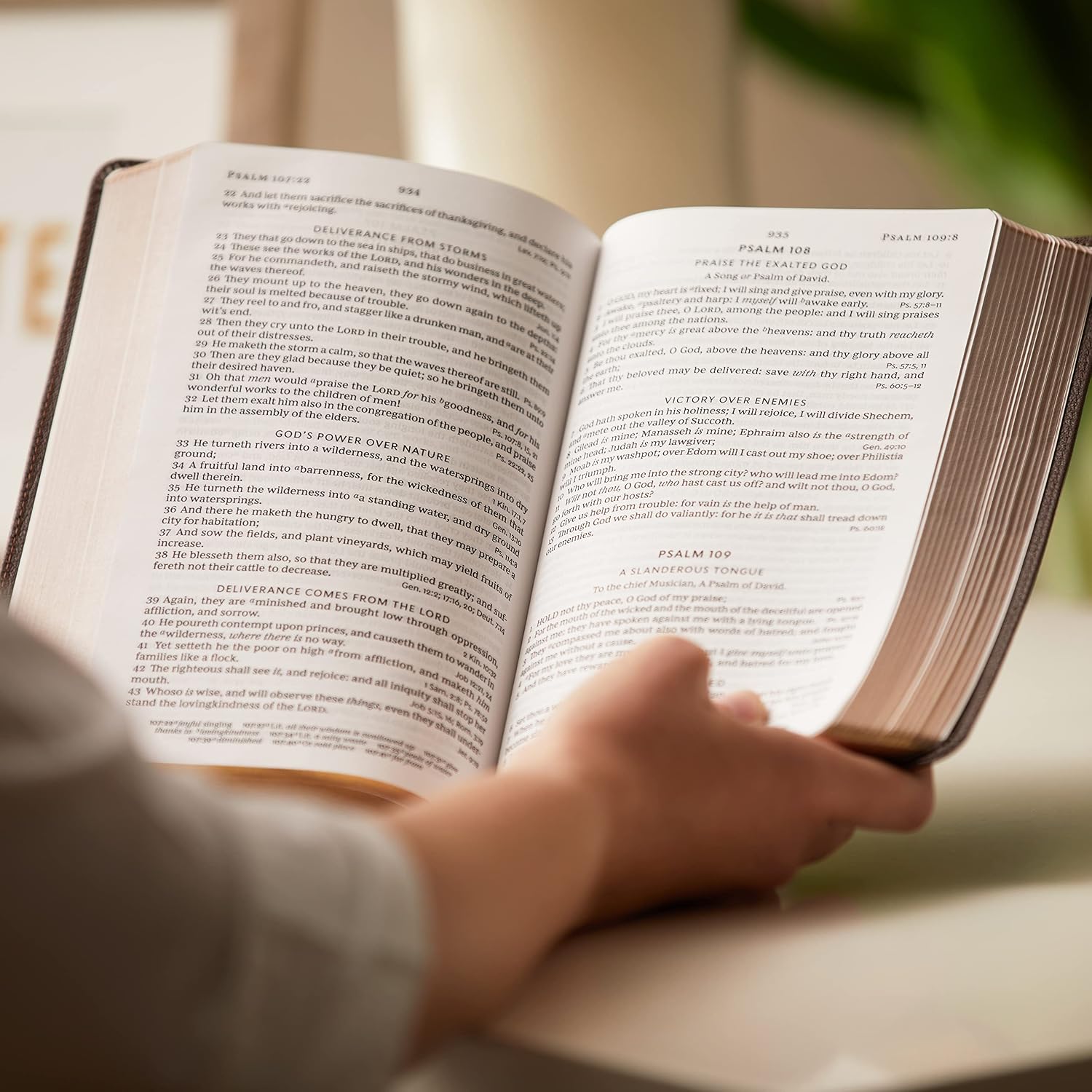 Biblia KJV: Letra Grande, Columna Simple, 43.000 Referencias Cruzadas al Final del Verso, Leathersoft Negro, Tamaño Personal, Letra Roja, Comfort Print