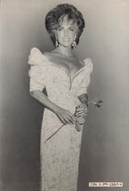 Elizabeth se quita la ropa