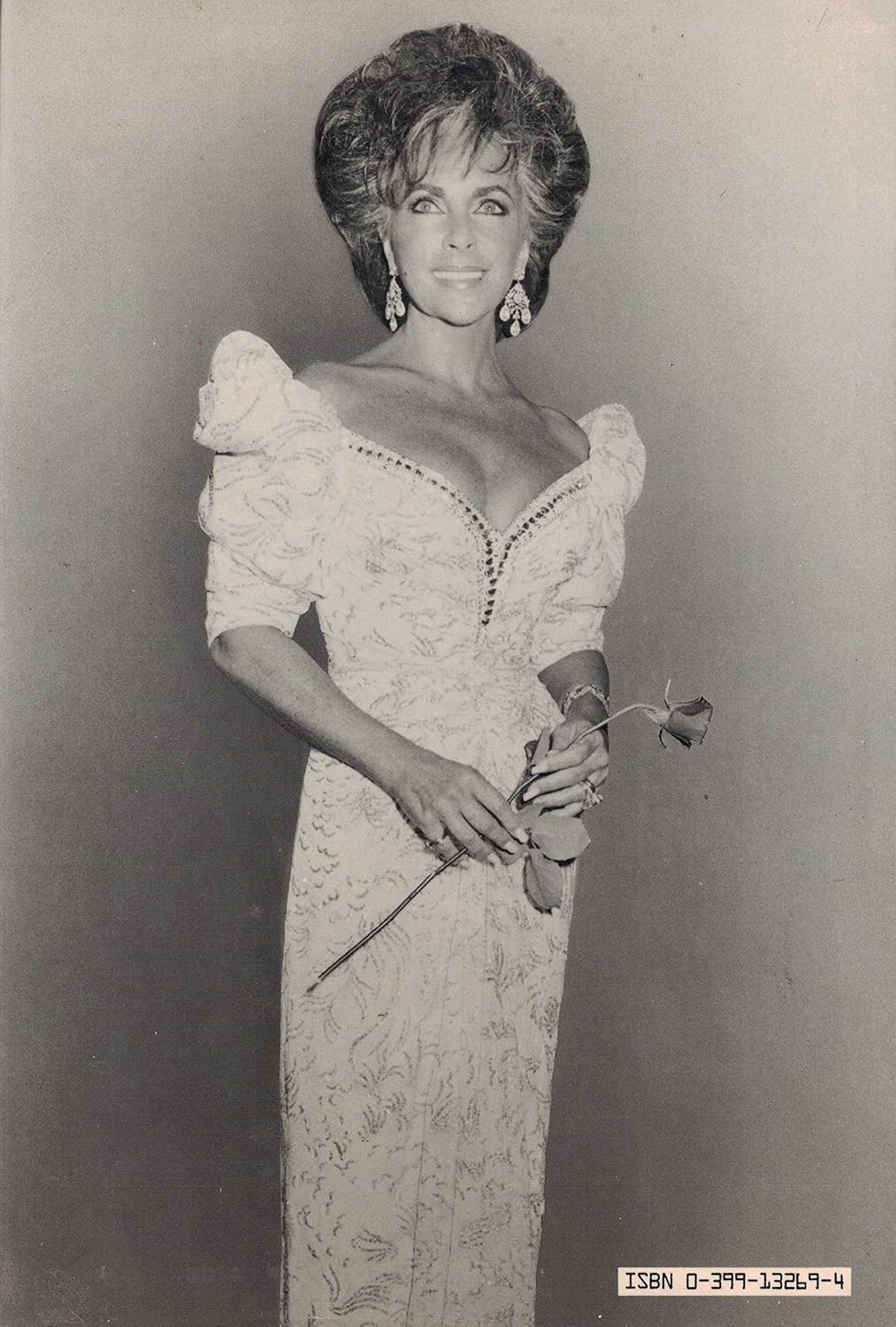 Elizabeth se quita la ropa